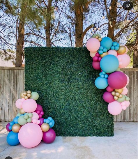 Mothers Day Balloons Garland, Grass Wall Balloons, Grass Wall With Balloon Garland, Grass Wall Balloon Garland, Grass Wall With Balloons, Boxwood Backdrop With Balloons, Mother’s Day Balloon Garland, Square Backdrop With Balloons, Grass Wall Backdrop With Balloons