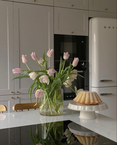 Vase Of Flowers On Kitchen Island, Flower Arrangements For Home, Realistic Wishlist, Easter Aesthetic, Parisian Kitchen, Home Decor Boards, Tiptoe Through The Tulips, Home Flower Arrangements, Cottage Home Decor