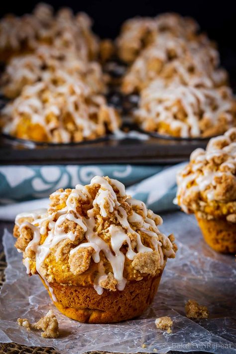 These bakery style pumpkin spice muffins are delicious on their own - but add that crumb topping and drizzle them with a maple glaze and they're amazing! Crumb Topping For Muffins, Crumb Topping Recipe, Mini Pumpkin Muffins, Best Pumpkin Muffins, Muffins Blueberry, Pumpkin Muffin Recipes, Spice Muffins, Pumpkin Spice Muffins, Pumpkin Spice Syrup