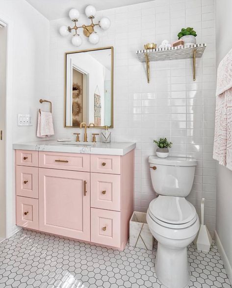 Subway tile walls in bathroom Design Interior Baie, Country Western Decor, Bilik Air, Pink Vanity, Bad Inspiration, Decor Baie, Gorgeous Bathroom, Bathroom Countertops, Trendy Bathroom