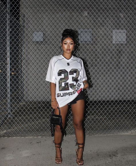 Instagram Baddie Outfit, Dunks Outfit, Outfit Black Women, Football Game Outfit, Basketball Clothes, Jersey Outfit, Cute Swag Outfits, Baddie Outfits Casual, Gaming Clothes