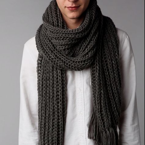 . Crosia Design, Cable Knit Scarf, Big Scarf, Scarf With Fringe, Diy Scarf, Knit Men, Diy Knitting, Scarf Men, Styling Ideas