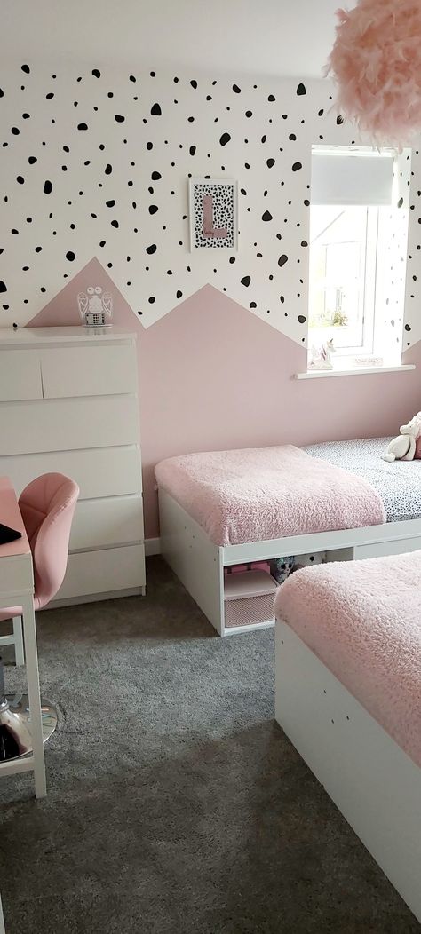 Dalmatian Bedroom Ideas, Polka Dot Room Decor Girls Bedroom, Girls Bedroom Ideas Paint, Black And Pink Girls Room, Paint Ideas For Girls Bedroom, Dalmation Bedroom, Toddler Girl Bedroom Paint Ideas, Spotty Wall, Black And White Girls Room