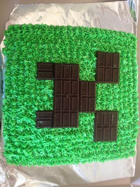 Minecraft Baking Ideas, Minecraft Cookie Cake Ideas, Creeper Birthday Cake, Mindcraft Cakes Diy, Creeper Minecraft Cake, Simple Minecraft Cake, Minecraft Cake Easy Simple, Minecraft Dort, Creeper Cake