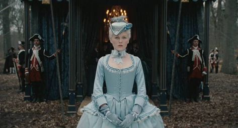 47 Beautiful Movie Shots With Satisfying Symmetry Queens In History, Naerys Targaryen, Henrietta Maria, Fairy Tale Dresses, Marie Antoinette Movie, Tv Show Aesthetic, Tv Shows Outfits, Sophia Coppola, Marie Antoinette 2006