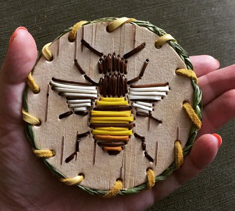 Porcupine Quill Jewelry, Bark Idea, Birch Jewelry, Birch Bark Crafts, Birch Bark Baskets, Porcupine Quills, Quilled Creations, Native American Crafts, Nativity Crafts