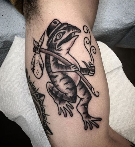 Banjo Tattoo, Frog Banjo, Shoulder And Arm Tattoo, Underground Tattoo, Neo Trad Tattoo, Shin Tattoo, Frog Tattoo, Food Tattoos, Inner Arm Tattoo