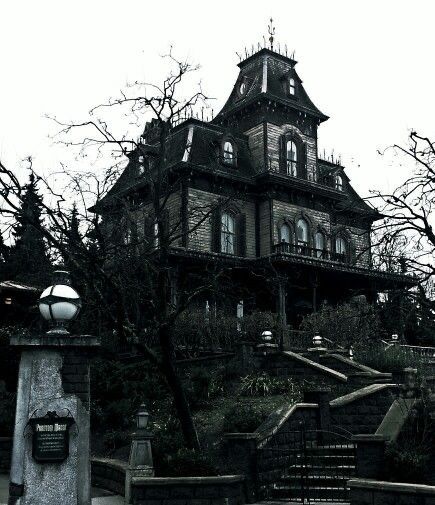 Phantom Manor Disneyland Paris, Gothic Manor Exterior, Gothic Mansion Exterior, Vampire Manor, Devils Night Penelope Douglas, Drawtober 2023, Black Manor, Gothic House Exterior, Creepy Mansion