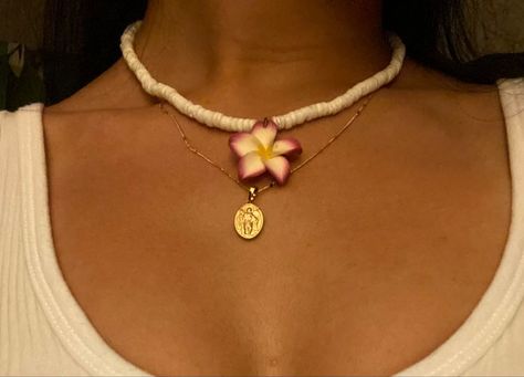 Hawaii Necklace Flower, Coconut Hawaii, Outfit Inspo Beach, Hawaii Necklace, Beach Outfit Ideas, Flower Hibiscus, Coconut Girl Aesthetic, Aesthetic Coastal, Hawaii Tropical