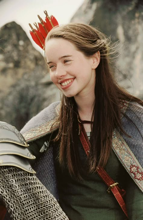 Susan Pevensie Icons, Susan Pensive, Susan From Narnia, Susan Narnia, Narnia Susan, Narnia Lion, Narnia Aesthetic, Susan Pevensie, Lucy Pevensie