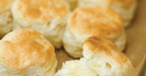 5 Things to Do with Leftover Biscuits Leftover Biscuits, Best Buttermilk Biscuits, Fresh Blueberry Recipes, Cake Mom, Southern Buttermilk Biscuits, Biscuit Pudding, Southern Biscuits, Buttermilk Biscuits Recipe, Fluffy Biscuits