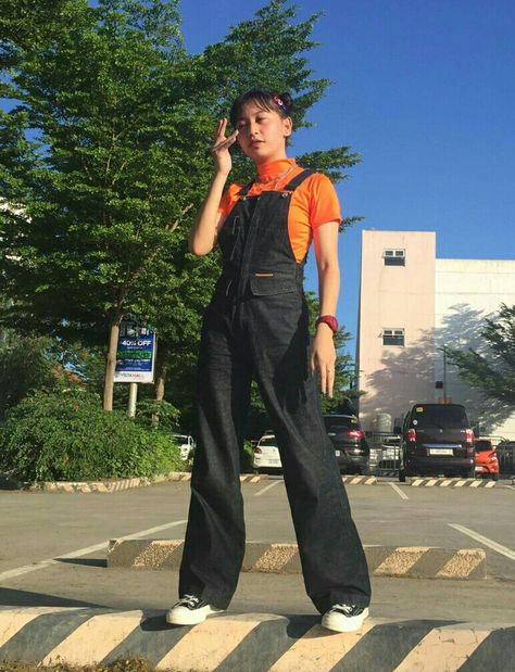 Skater Overalls Outfit, Black Overalls Outfit Aesthetic, Brown Overalls Outfits, Joji Concert, Black Overalls Outfit, Overalls Outfit Aesthetic, Enby Outfits, Overalls Fit, Brown Overalls