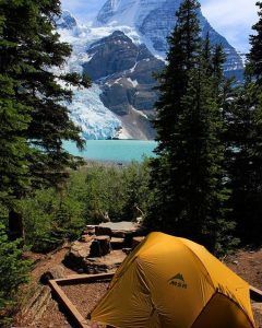 Hoping to make it out to Canada someday and explore some of these breathe-taking spots Mountain Camping, Camping Photography, Camping Aesthetic, Camping Spots, Camping Life, Camping Experience, Camping And Hiking, Pine Trees, Ideas Living