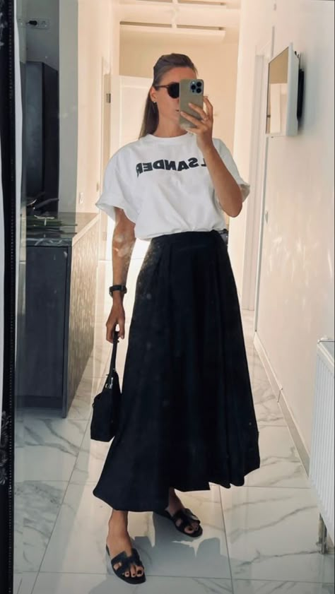 Midi Skirt T Shirt Outfit, Black Linen Midi Skirt Outfit, Black Poplin Skirt Outfit, White Shirt Black Skirt Outfit, Navy Maxi Skirt Outfit, Black And White Brunch, White Brunch Outfit, Brunch Outfit Summer, A Line Skirt Outfits