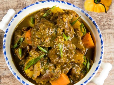 Curried Goat Jamaican Soup, Curried Goat Recipe, Jamaican Curry Goat, Goat Curry, Curry Beef, Goat Recipes, Jamaica Food, Boiled Chicken Breast, Plain Rice