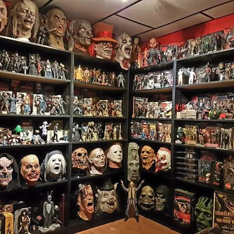 Horror Room Ideas, Retro Room Ideas, Horror Home Decor, Horror Room, I Love Horror, Collection Room, Horror Collection, Halloween Bedroom, Movie Nerd