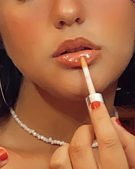 Women Applying Lipstick, Applying Makeup Reference, Lip Gloss Picture Ideas, Girl Applying Lipstick In Mirror, Applying Lipgloss Aesthetic, Applying Lipstick Aesthetic, Applying Lipstick Pose, Lipstick On Mirror Aesthetic, Doing Makeup Aesthetic In Mirror