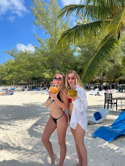 Cozumel Mexico Cruise Pictures, Friend Cruise Pictures, Pictures On A Cruise, Vacation Group Photos, Insta Photo Ideas Cruise, Best Friend Cruise Pictures, Pictures To Take On A Cruise, Cruise Pics With Friends, Cruise With Best Friend