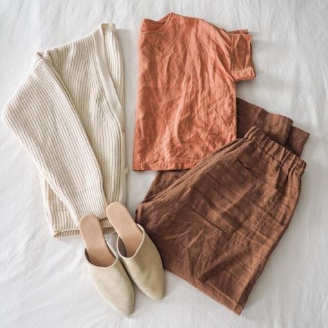 Handmade Capsule Wardrobe, Summer Wardrobe Capsule, Natural Wardrobe, Emily Lightly, Linen Wardrobe, Travel Capsule Wardrobe Summer, Capsule Wardrobe Planning, French Capsule Wardrobe, Linen Outfits