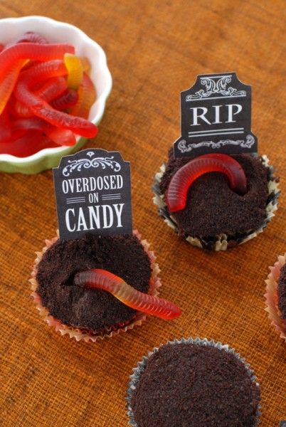 Doce Halloween, Comidas Halloween, Graveyard Cupcakes, Halloween Candy Table, Halloween Ideias, Pelottava Halloween, Tårta Design, Halloween Buffet, Postres Halloween