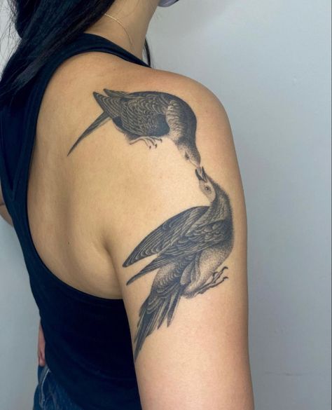 Avante Garde Tattoo, Two Tone Tattoo, Large Tattoo Pieces, Behind The Shoulder Tattoo, Tattoo Ideas Female Traditional, Hedonism Tattoo, Tattoo Ethereal, Unique Back Tattoos, Tatted Women