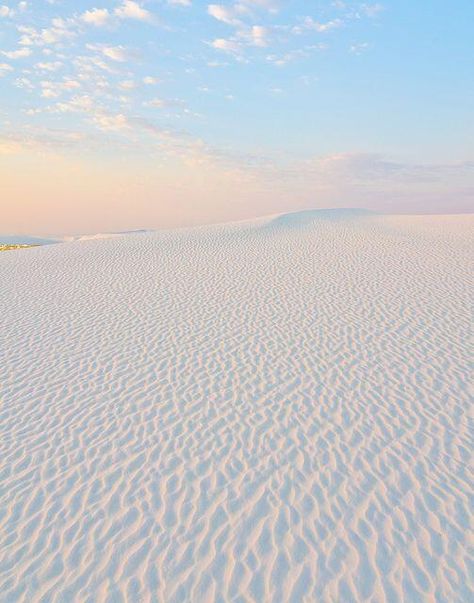 Dawn at White Sands National Park in New Mexico /// #wanderlust #travel White Sands National Park, Land Of Enchantment, Palm Desert, Sand Dunes, White Sand, Pretty Places, Dream Destinations, Places Around The World, Amazing Nature