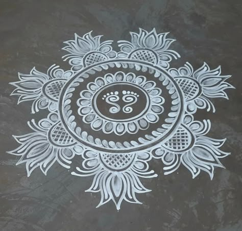 Jhuti Designs Simple, Alpona Rangoli Design, Easy Jhoti Design, Gurubara Jhoti Chita Simple, Manabasa Gurubar Jhoti Simple, Jhuti Designs, White Rangoli Design Simple, Gurubar Jhoti, Rangoli Designs Drawing