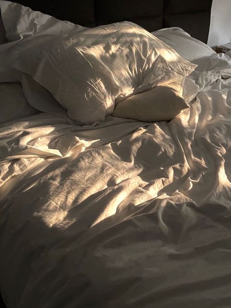 Aesthetic Bed Backgrounds, Bed Morning Aesthetic, Aesthetic Bedtime Routine, Comfy Aesthetic Bedroom, Bedroom Morning Aesthetic, Bed Sleep Aesthetic, Bedsheets Aesthetic Wallpaper, Deep Sleep Aesthetic, Going To Bed Early Aesthetic