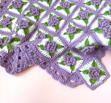 Green And Purple Crochet Blanket, Crochet Blanket Purple, Lavender Granny Square, Crochet Blanket Border, Granny Square Häkelanleitung, Motifs Granny Square, Crochet Purple, Crochet Flower Blanket, Crochet Square Blanket