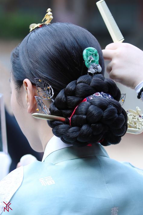 Traditional Korean Hairstyle, Royal Hairstyles, Shin Hye Sun, Historical Hairstyles, Traditional Hairstyle, Korean Accessories, Korean Traditional Dress, Korean Hanbok, Fantasy Hair