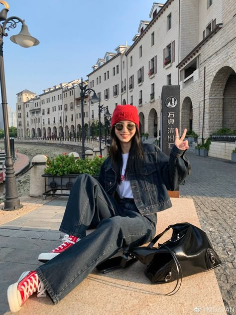 Red Converse Winter Outfit, How To Style Red Converse Outfits, Red Converse Outfit Ideas, Converse Red Outfit, Converse Rouge, Red Converse Outfit, Photoshoot London, Chinese Fashion Street, 일본 패션