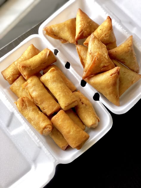 Small Chops In Nigeria, Small Chops Package In Nigeria, Saha Ftourkoum, Mini Cafeteria, African Snacks, Small Chops, Vegetable Samosa, Nigeria Food, Amazing Food Platters