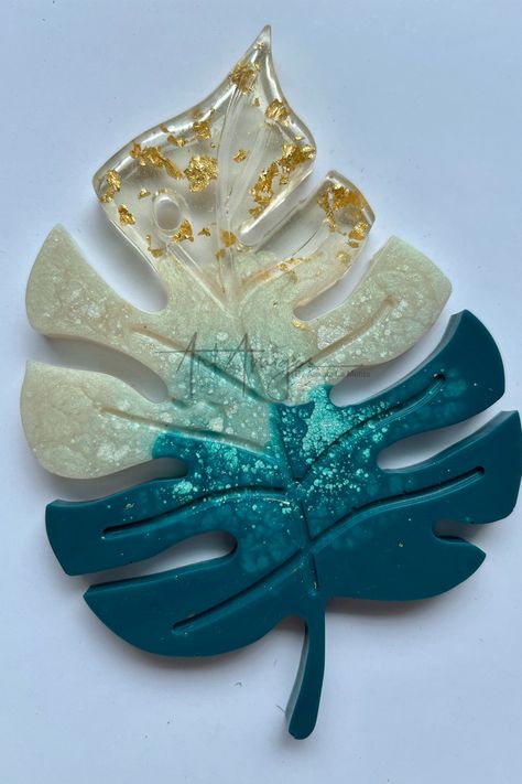 These coasters feature a realistic or stylized representation of the Monstera leaf shape, created using resin as the primary material. Resin Monstera Leaf, Leaf Resin Art, Keyword Design, Resin Pours, Resin Leaf, Resin Pouring, Using Resin, Beautiful Ceramics, Epoxy Art