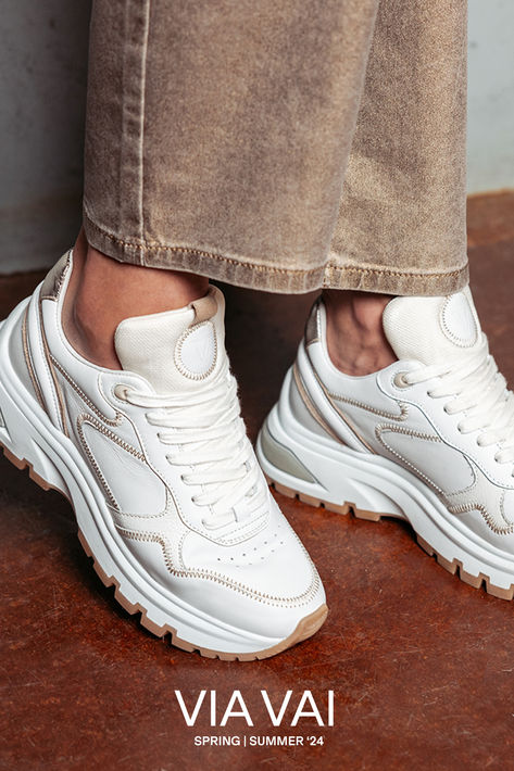 sneakers, witte sneakers, white sneakers, white sneakers outfit, witte sneakers outfit, summer sneakers, summer sneakers outfit, zomer sneakers, zomer sneakers outift, leren sneaker, leather sneaker, suede sneaker, zomerschoenen, summer shoes, chunky sole, chunky sneakers, sporty sneakers, sportieve sneakers, sportieve schoenen, witte sneaker zomer, white sneakers summer Long Flowy Dresses, Statement Sneakers, Flowy Dresses, On Clouds, Walking On Clouds, With Mom, New Sneakers, Dutch Design, Edgy Look