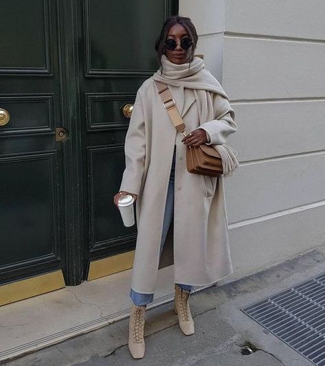 Cream Wool Coat Outfit, Beige Coat Outfit Classy, Cream Coat Outfit Winter, Longline Coat Outfits, Coat Outfit Ideas For Women, Monochromatic Outfit Aesthetic, Beige Coat Outfit, Winter Coat Outfit, Effortless Style Fall