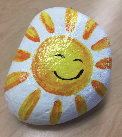 Easy Rock Painting Ideas Simple Flowers, Painted Rocks Summer, Sun Rock Painting, Painted Rocks Simple, Painted Rocks Diy Easy, Rock Painting Designs Simple, Painted Rocks Ideas Easy, Cute Rock Painting Ideas Simple, Simple Painted Rocks