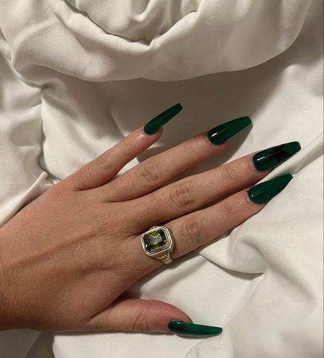 Dark Green Nails With Black, Green Nails Inspiration, Nails With Black, Maquillage On Fleek, Emerald Nails, Green Acrylic Nails, Dark Green Nails, Homecoming Nails Acrylic, Grunge Nails