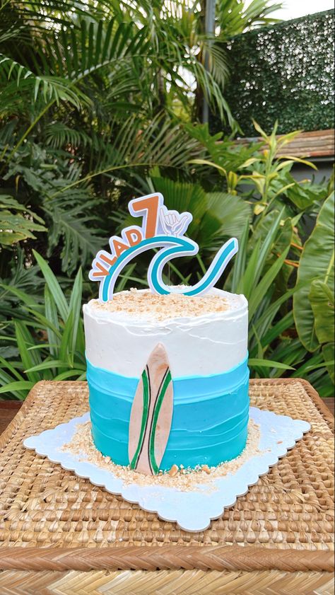 Surf cake Surf Birthday Cake, Surf Board Cake, Surfing Cake, Surfer Cake, Surf Cake, Boys First Birthday Cake, Surf Birthday, Summer Birthday Party, Cute Birthday Cakes