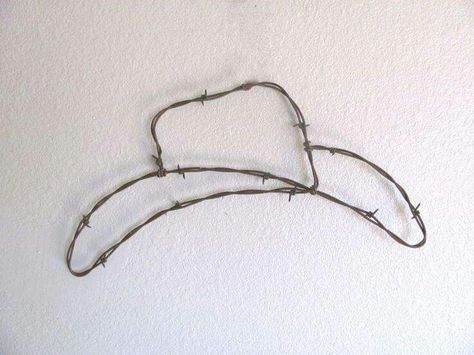 Barbed Wire Decor, Barb Wire Crafts, Barbed Wire Art, Art Fil, Horseshoe Projects, Western Crafts, Horseshoe Crafts, Welding Art Projects, Horseshoe Art