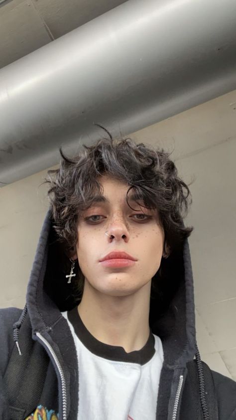 Emo Boy Face Claims, Dark Masc Makeup, Grunge Makeup Men, Rockstar Makeup Men, Emo Hair Curly, Eyeliner On Men, Curly Hair Guy Drawing, Boys With Makeup, Pretty Boy Makeup