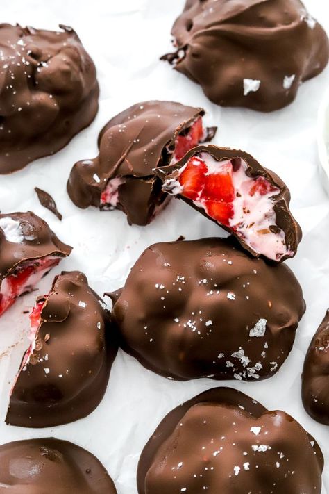 These easy chocolate strawberry yogurt clusters are so simple to make with 3 ingredients. Great as a healthy treat for summer that everyone will love! Homemade Tru Fru, Houseboat Meals, Chocolate Covered Strawberry Yogurt, Strawberry Yogurt Clusters, Strawberry Clusters, Strawberry Yogurt Bites, Healthy Birthday Treats, Yogurt Clusters, Fruit Clusters