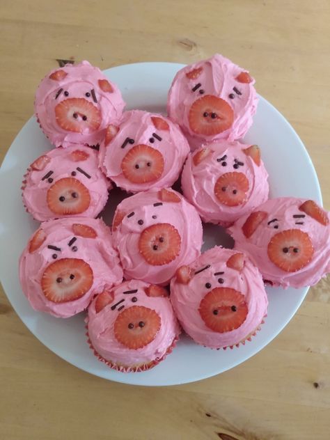 Cute Animal Desserts, Farm Theme Desserts, Farm Themed Desserts, Pig Desserts Easy, Farm Cupcakes Ideas Birthday, Easy Pig Cake, Pig Dessert Ideas, Farm Cupcakes Ideas, Pig Pull Apart Cupcake Cake