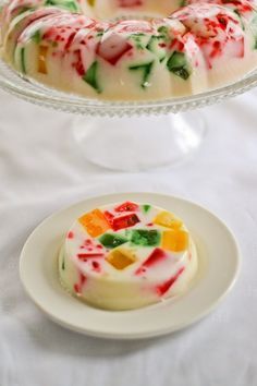 This cathedral window jelly dessert is popular among Filipinos. The coloured gelatin mixed in with the white gelatin gives a cathedral-window-like look. Pinoy Dessert, Filipino Food Dessert, Dessert Mousse, Jelly Desserts, Gelatin Recipes, Filipino Dessert, Gelatin Dessert, Jello Desserts, Cathedral Window