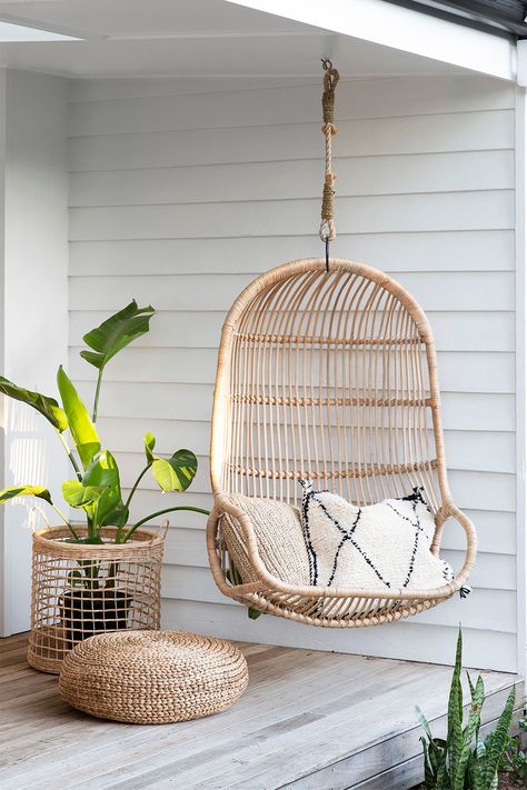 Hanging Rattan Chair, Ideas Terraza, Kitchen Cabinet Trends, Hanging Rattan, Girly Apartment Decor, Beachy Room, Hanging Egg Chair, Wall Decor Crafts, Wall Decor Design