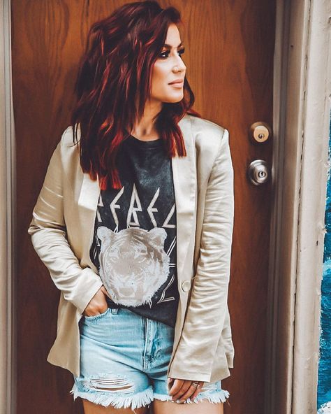 Chelsea DeBoer on Instagram: “Aaaaaand I am now a believer that everyone needs a gold blazer because I’m OBSESSED. Try on haul in my stories in 15! 🖤 snag this beaut and…” Teen Mom Chelsea, Chelsea Houska Hair, Chelsea Houska, Chelsea Deboer, Gold Blazer, Try On Haul, Long Red Hair, Long Dark Hair, Boyfriend Blazer