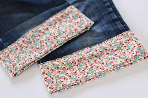 Pretty fabric turn-up jean hems Jeans Cuff Hacks, Jeans Turn Up, Turn Up Jeans, Jean Hems Ideas, Jeans Refashion, Diy Pants, Denim Repair, Upcycle Clothes Diy, Visible Mending