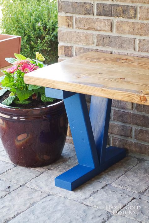 Easy DIY Outdoor Bench - vertical image 6x6 Wood Projects Ideas, Bench Seating Diy, Diy Wooden Bench, Refurbished Items, Front Porch Bench, Diy Bank, Diy Outdoor Seating, Porch Bench, Diy Bench Outdoor