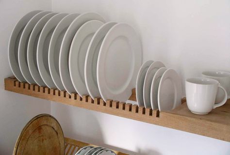 A custom shelf by Peter Henderson Furniture features slots for storing plates. Go to Peter Henderson for more information. See more in our post 10 Easy Pieces: Wall-Mounted Plate Racks. Wall Mounted Dish Rack, Plate Racks In Kitchen, Wooden Plate Rack, Diy Plate Rack, Dinnerware Storage, Plate Shelves, Plate Storage, Kitchen Plate, Plate Rack