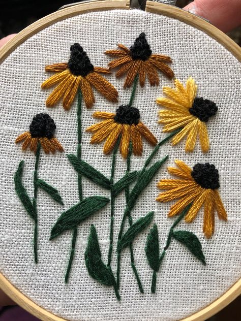 Learn to embroider Black-eyed Susans with this easy beginner hand embroidery pattern. Includes PDF download. #blackeyedsusans #embroidery #handembroidery . #Folk_Embroidery_Patterns_Floral #Black_Eyed_Susan_Embroidery #Fence_Embroidery #Embroidery_Patterns_Beginner Black Eyed Susan Embroidery, Embroidered Coneflower, Zinnia Embroidery, Easy Embroidery Flowers, Embroidery Design Easy, Mini Meadow, Embroidery Napkins, Sunflower Embroidery, Simple Hand Embroidery Patterns