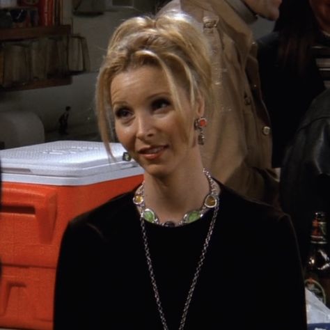 Friends Pheebee, Phoebe Friends Hair, Phoebe Buffay Necklace, Phoebe Buffay Aesthetic, Phoebe From Friends, Phoebe Friends, Lisa Kudrow Friends, Regina Phalange, Friends Phoebe